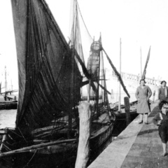 Olaszország, Chioggia, Corso del Popolo, háttérben a Ponte di Vigo., 1931, Teodoro Wolf-Ferrari, vitorláshajó, halászat, kikötőbak, halászháló, Fortepan #70274