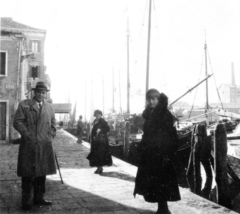 Olaszország, Chioggia, Fondamenta Canal Lombardo, balra a Calle Stretta Bersaglio torkolata, 1931, Teodoro Wolf-Ferrari, vitorláshajó, kikötőbak, Fortepan #70275