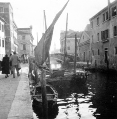 Olaszország, Chioggia, Corso del Popolo, az árkádos épület a Palazzo Grassi., 1931, Teodoro Wolf-Ferrari, vitorláshajó, csónak, csatorna, Fortepan #70283