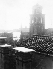 Olaszország, Velence, a Szent Márton templom (Chiesa di San Martino) tornya, háttérben a ködbevesző San Giorgio Maggiore sziget., 1933, Teodoro Wolf-Ferrari, háztető, kémény, Fortepan #70286