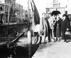 Olaszország, Chioggia, Fondamenta Canal Vena, a csoport mögött a Palazzo Grassi., 1933, Teodoro Wolf-Ferrari, vitorláshajó, csatorna, kikötőbak, Fortepan #70288