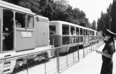 Magyarország, Budapest II., Gyermekvasút (Úttörővasút), Szépjuhászné (Ságvári liget) állomás., 1979, Hegyvidéki Helytörténeti Gyűjtemény, MÁV, egyenruha, felirat, korlát, címer, vasutas, pályaszám, MÁV MK45 sorozat, nagykilátó kocsi, Gyermekvasút, Budapest, Fortepan #70336