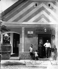 Hungary, Dunavecse, József Attila utca 37. Bodonyi Bálint vendéglője a Vén-eperfához., 1935, Jáki László, ad, restaurant, beer, porch, Fortepan #70363