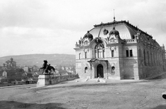 Hungary, Budapest I., Lovarda utca, a Lovarda előtt a Lovat fékező csikós szobra (ifj. Vastagh György, 1901.)., 1915, Fortepan, horse sculpture, Budapest, horse-breaker portrayal, Fortepan #7040