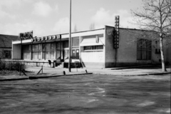 Magyarország, Dunavecse, Platán vendéglő (később kisáruház) a Petőfi tér felől nézve., 1975, Jáki László, Fortepan #70416