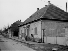 Magyarország, Dunavecse, Vasút utca a Fő (Vöröshadsereg) út felé nézve, jobbra a 3. szám (később háziorvosi rendelő)., 1975, Jáki László, Fortepan #70417