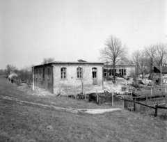 Magyarország, Dunavecse, az épülő óvoda az árvízvédelmi töltésről nézve, középen a mai Korsós József sétány., 1975, Jáki László, Fortepan #70428