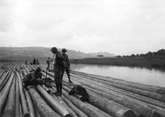 Németország, Würzburg, tutajosok a Majnán a város felett, a távolban Marienberg vára., 1912, Teodoro Wolf-Ferrari, tutaj, farönk, tutajos, Fortepan #70446