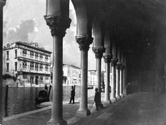 Olaszország, Velence, Canal Grande, a Palazzo Vendramin Calergi a Fondaco dei Turchi árkádja alól nézve., 1900, Teodoro Wolf-Ferrari, gondola, oszlop, árkád, csatorna, Fortepan #70467