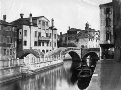 Olaszország, Velence, Rio de le Burchiele a Rio Novo felé nézve, háttérben a San Nicola da Tolentino templom tornya., 1900, Teodoro Wolf-Ferrari, híd, víztükör, gondola, csatorna, Fortepan #70468