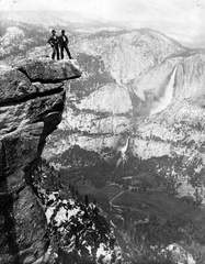 Amerikai Egyesült Államok, Kalifornia állam, Yosemite Nemzeti Park, Glacier Point, háttérben a a Yosemite-vízesés., 1912, Teodoro Wolf-Ferrari, szikla, vízesés, tériszony, Fortepan #70470