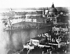 Olaszország, Velence, látkép a Szent Márk-székesegyház harangtornyából, szemben a Santa Maria della Salute fogadalmi templom, háttérben a Guidecca sziget., 1900, Teodoro Wolf-Ferrari, Bazilika, háztető, barokk-stílus, katolikus, kupola, Baldassare Longhena-terv, Fortepan #70483