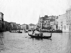 Olaszország, Velence, Canal Grande, a távolban középen a Palazzo Foscari., 1900, Teodoro Wolf-Ferrari, gondola, csatorna, orrdísz, Fortepan #70484