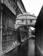 Olaszország, Velence, Sóhajok hídja (Ponte dei Sospiri) a Riva degli Schiavoni felől nézve. Balra a Dózse palota., 1900, Teodoro Wolf-Ferrari, csatorna, fedett híd, ívhíd, Antonio Contin-terv, Fortepan #70485