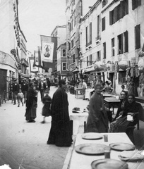 Olaszország, Velence, piac a Rio Terà de la Maddalena-n, a Calle Larga Vendramin felől a Calle Vendramin felé nézve., 1900, Teodoro Wolf-Ferrari, lampion, piac, járókelő, Fortepan #70502