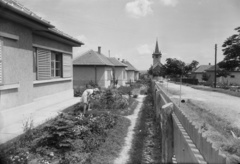 Magyarország, Pétfürdő, Móricz Zsigmond utca, háttérben a Szent László-templom., 1942, Veszprém Megyei Levéltár/Kozelka Tivadar, Kozelka Tivadar, Fortepan #70508