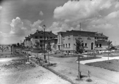 Magyarország, Pétfürdő, Hősök tere, a Péti Nitrogén Műtrágyagyár Rt. lakótelepe, előtérben a Kaszinó., 1940, Veszprém Megyei Levéltár/Kozelka Tivadar, Kozelka Tivadar, Fortepan #70548