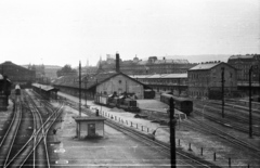 Magyarország, Budapest VI., a Nyugati pályaudvar vágányai a Ferdinánd (Élmunkás) hídról nézve., 1963, vasút, magyar gyártmány, pályaudvar, dízelmozdony, MÁV M44 sorozat, Budapest, Fortepan #70602