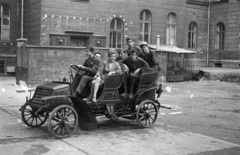 Magyarország, Budapest VI., Rippl-Rónai utca 26., az Autóközlekedési Technikum udvara. 1900-as Nesselsdorfer személygépkocsi., 1969, Fortepan/Album055, csoportkép, cseh gyártmány, automobil, Nesselsdorfer-márka, Budapest, Fortepan #70609