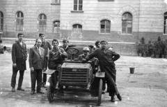 Magyarország, Budapest VI., Rippl-Rónai utca 26., az Autóközlekedési Technikum udvara. 1900-as Nesselsdorfer személygépkocsi., 1969, Fortepan/Album055, cseh gyártmány, tanár, automobil, diák, Nesselsdorfer-márka, Budapest, Fortepan #70610