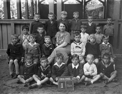 Hungary, Dunavecse, 1935, Jáki László, yard, class photo, tableau, boys, teacher, cross-legged sitting, arms crossed over the chest, Fortepan #70673