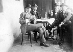 Hungary, Dunaújváros, (Dunapentele), 1910, Jáki László, drinking, tonett, bowler hat, porch, Fortepan #70678