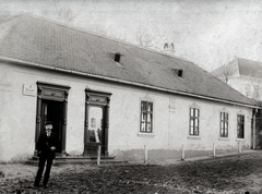 Magyarország, Lengyel, Petőfi utca 38., ifj. Probst Mihály vegyeskereskedése, háttérben az iskola épülete (később Faluház)., 1909, Fortepan, földút, Fortepan #7081