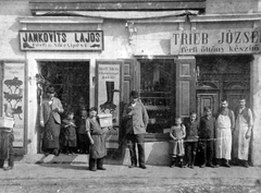 Románia,Erdély, Kolozsvár, Víz utca 2. (később Strada Franklin Delano Roosevelt)., 1912, Fortepan, kirakat, cégtábla, csoportkép, műhely, kézműipar, üzletportál, cipész, szabóság, bolt, ajtóban állás, inas, keménykalap, kötény, cipősdoboz, Fortepan #7086