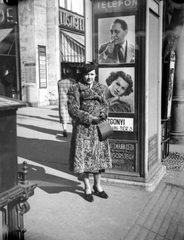 Magyarország, Budapest VII., Rákóczi út 4. előtt álló telefonfülke, mögötte Lustig Ede üzlete., 1940, Fortepan, telefonfülke, postaláda, fénykép, rövidáru, Lustig Ede, Budapest, Fortepan #7091