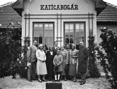 Magyarország, Balatonmáriafürdő, Petőfi Sándor utca 26., KATICABOGÁR villa., 1934, Lissák Tivadar, csoportkép, bőrönd, repkény, nyaraló, Fortepan #71032