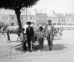 Slovakia, Bardejov, Fő tér., 1921, Fortepan, Czechoslovakia, smile, Horse-drawn carriage, cobblestones, barefoot, Fortepan #7107