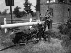 Magyarország, Szajol, vasútállomás váltóállító tornya., 1935, Lissák Tivadar, motorkerékpár, magyar gyártmány, sorompó, Méray-márka, vasútállomás, helységnév tábla, Fortepan #71096