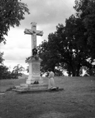 1935, Lissák Tivadar, wood, woman, prayer, cross, crucifix, kneeling, Fortepan #71099