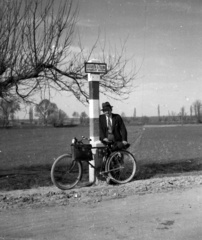 Magyarország, Máza,Szászvár, Baranya és Tolna vármegye határoszlopa a két település határánál., 1936, Lissák Tivadar, kerékpár, útjelző tábla, Fortepan #71120