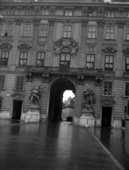 Ausztria, Bécs, In der Burg, a Hofburg belső udvara. Az átjáró túloldalán a Michaelerplatz., 1936, Lissák Tivadar, barokk-stílus, palota, Fortepan #71168