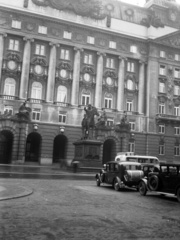 Ausztria, Bécs, Stubenring 1., Regierungsgebäude, előtte a Radetzky-emlékmű., 1936, Lissák Tivadar, szobor, középület, automobil, lovas szobor, Joseph Radetzky von Radetz-terv, Ludwig Baumann-terv, Fortepan #71171