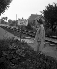 Magyarország, Balatonkeresztúr, vasúti átjáró az Ady Endre utcánál, a ház mögött a Tanácsház utca., 1939, Lissák Tivadar, tábla, sétapálca, Fortepan #71186