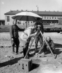 Szlovákia, Kassa, vasútállomás., 1939, Lissák Tivadar, napernyő, katona, pályaudvar, földmérő, utász, szintező, Fortepan #71200