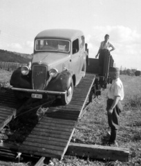 Szlovákia, Kassa, teherpályaudvar., 1939, Lissák Tivadar, vasút, brit gyártmány, Austin-márka, automobil, rendszám, rakodás, Austin 10 Cambridge, autószállító, Fortepan #71203