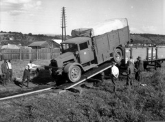 Szlovákia, Kassa, teherpályaudvar., 1939, Lissák Tivadar, vasút, magyar gyártmány, teherautó, MÁVAG-márka, rakodás, sínautó, Általános Honvédségi Gépjármű Embléma, Mávag VL-2, autószállító, Fortepan #71206