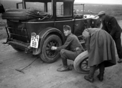 1939, Lissák Tivadar, dohányzás, Fiat-márka, katona, országút, csizma, automobil, autójavítás, rendszám, Fiat 520, gumiabroncs, defekt, kerékcsere, Fortepan #71215