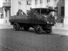 Szlovákia, Kassa, ulica Komenského 3., Škoda Sentinel gőzüzemű teherautó., 1939, Lissák Tivadar, teherautó, Skoda-márka, kockakő, rendszám, gőzautó, Skoda Sentinel, Fortepan #71231