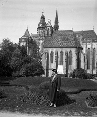 Szlovákia, Kassa, Szabadság tér (Námestie slobody), Szent Erzsébet-főszékesegyház (Dóm), előtte a Szent Mihály-templom., 1939, Lissák Tivadar, templom, katolikus, kápolna, székesegyház, Fortepan #71235