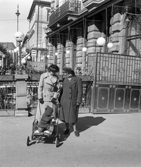 Szlovákia, Kassa, Fő utca (Hlavná), jobbra a Schalkház szálloda., 1939, Lissák Tivadar, templom, babakocsi, szálloda, erkély, katolikus, székesegyház, eklektikus építészet, Frey Lajos-terv, Fortepan #71241