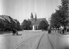 Szlovákia, Kassa, Szabadság tér (Námestie slobody), az Országzászló mögött a Szent Mihály-templom és a Szent Erzsébet-főszékesegyház (Dóm)., 1939, Lissák Tivadar, lovaskocsi, utcakép, életkép, kockakő, katolikus, zászlórúd, székesegyház, Fortepan #71242