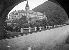 Magyarország, Lillafüred, Miskolc, Vadas Jenő utca, a Palotaszálló az alagútból nézve., 1939, Lissák Tivadar, portré, korlát, neoreneszánsz, országút, hölgy, kabát, Lux Kálmán-terv, Fortepan #71245