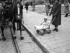 Magyarország, Budapest II., Széll Kálmán tér a Vérmező út sarkánál a Széna tér felé nézve., 1941, Lissák Tivadar, babakocsi, gyerek, Budapest, lovaskocsi, lószerszám, Fortepan #71288