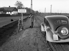 Magyarország, Tiszaeszlár, a község déli határa., 1939, Lissák Tivadar, Steyr-márka, osztrák gyártmány, útjelző tábla, katona, automobil, Steyr 100/200, pótkerék, helységnév tábla, Fortepan #71294