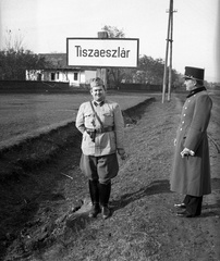 Magyarország, Tiszaeszlár, a község déli határa., 1939, Lissák Tivadar, útjelző tábla, katona, pisztoly, pisztolytáska, helységnév tábla, Fortepan #71295