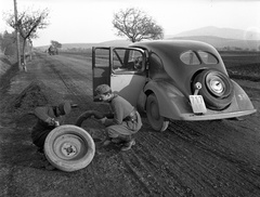 Magyarország, Mezőzombor, 37-es (ekkor 34-es) főút, jobbra a Kopasz-hegy., 1939, Lissák Tivadar, Steyr-márka, osztrák gyártmány, szekér, katona, országút, automobil, autójavítás, rendszám, Steyr 100/200, gumiabroncs, defekt, kerékcsere, országjelzés, Fortepan #71299